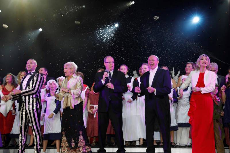 Prince Albert sings at Medical Cabaret