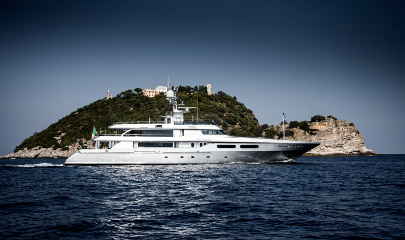 Regina- Inside Dolce and Gabbana's 50m yacht asking €18 million