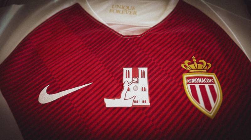 AS Monaco in Paris with a tribute jersey to Notre Dame