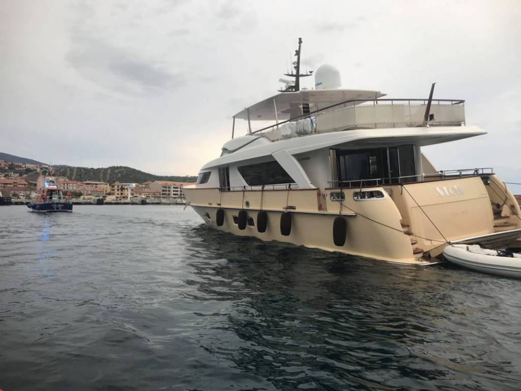 30m motor yacht Stoli resqued after collision