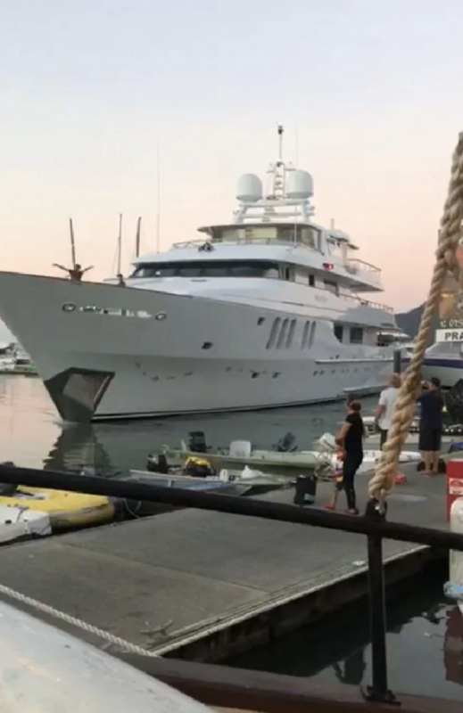 46m superyacht Moatize crashes into a wharf with a restaurant