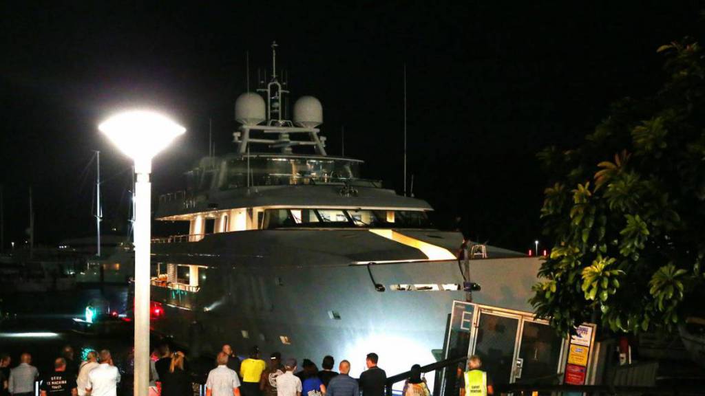 46m superyacht Moatize crashes into a wharf with a restaurant
