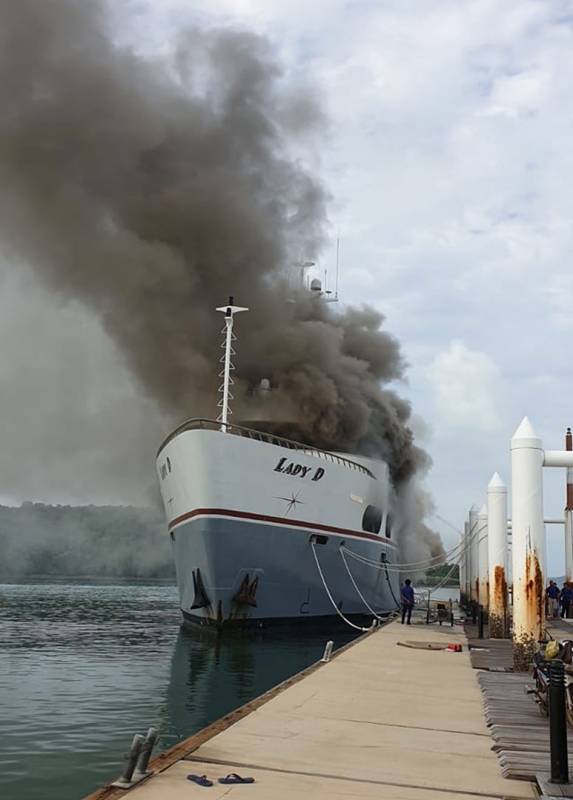 56m superyacht Lady D caught fire in Phuket