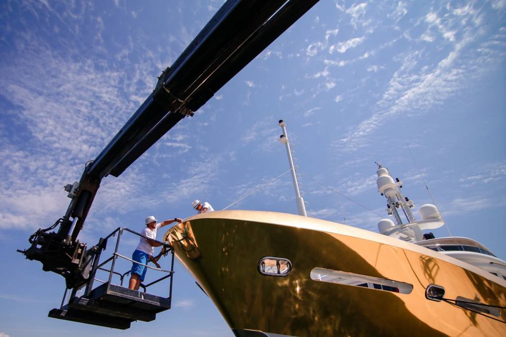 EUR 18 million superyacht Belami wrapped in 600sqm of gold