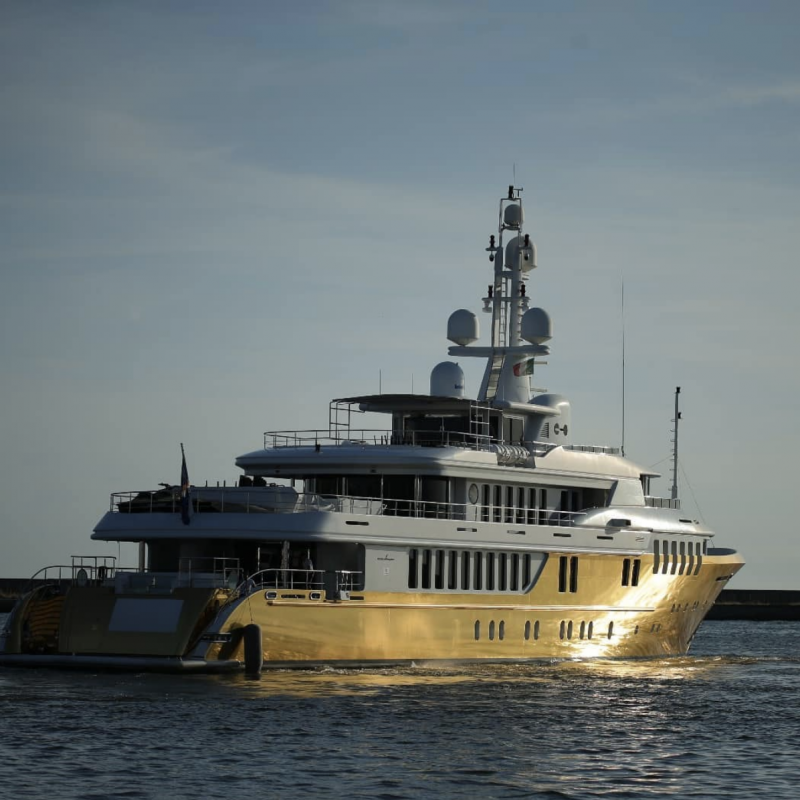 EUR 18 million superyacht Belami wrapped in 600sqm of gold