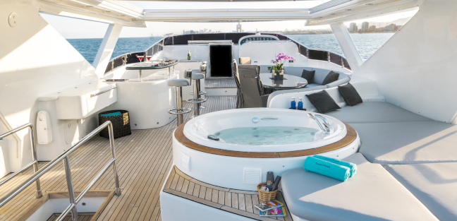 A 34-meter yacht with 15 on board has been captured on fire in Mallorca
