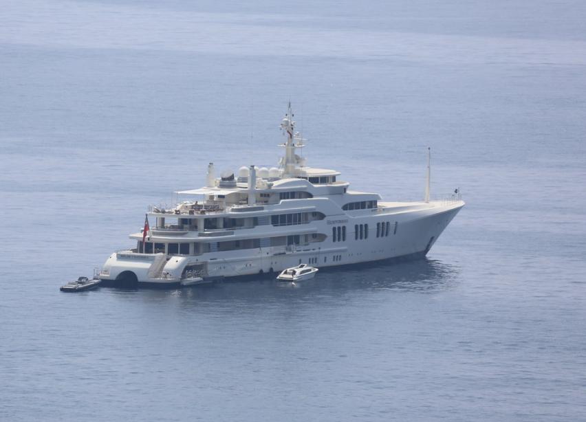 86m superyacht Ecstasea smashes bridge control booth in Sint Maarten