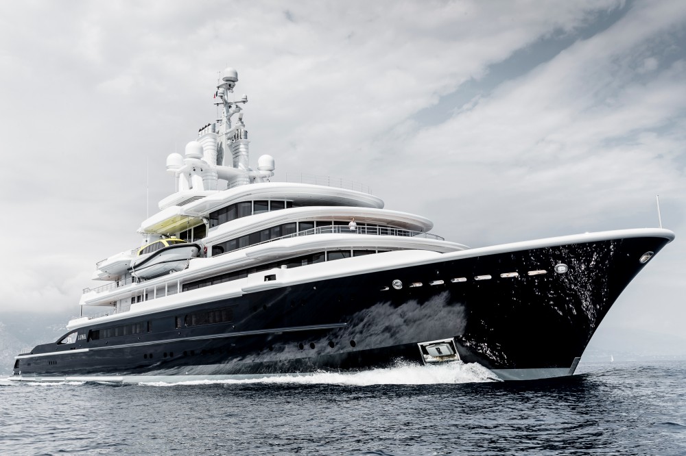 who owns mega yacht luna