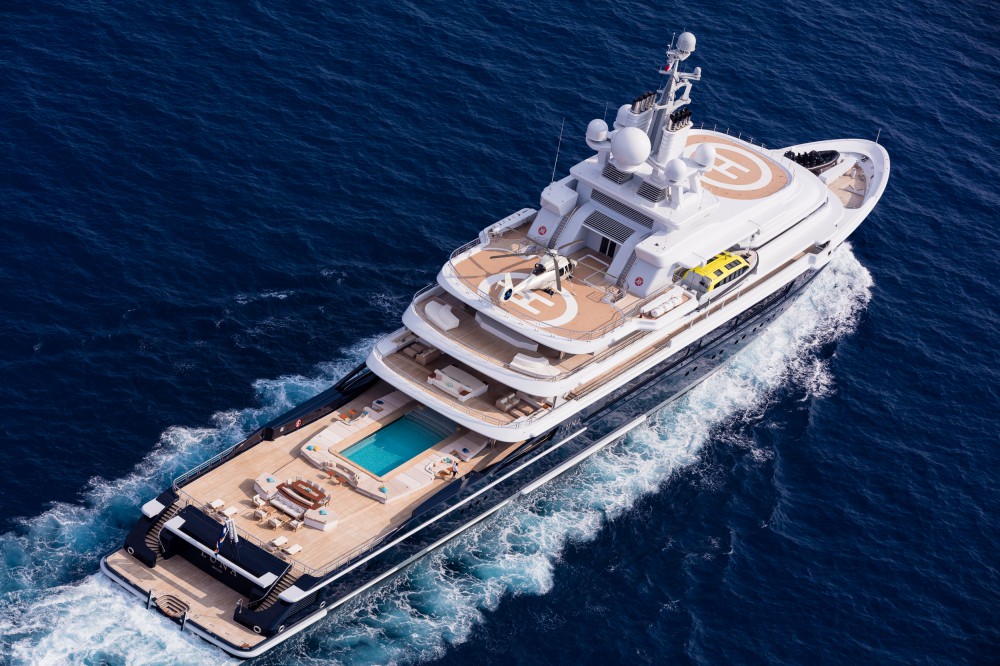 who owns the superyacht luna