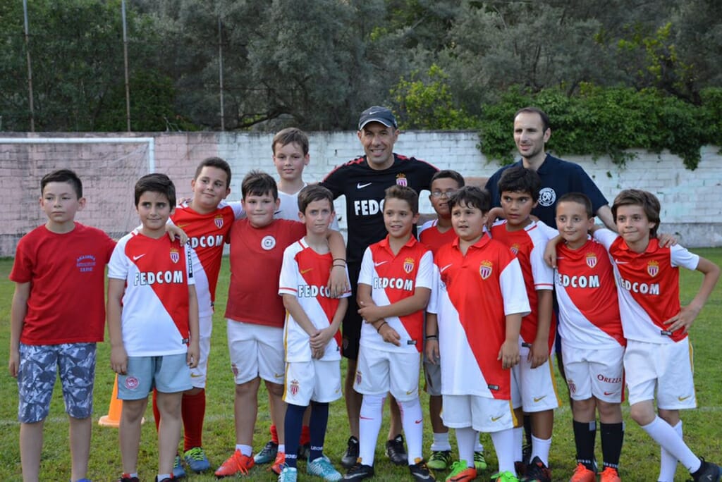 Leonardo Jardim teaching children in Greece