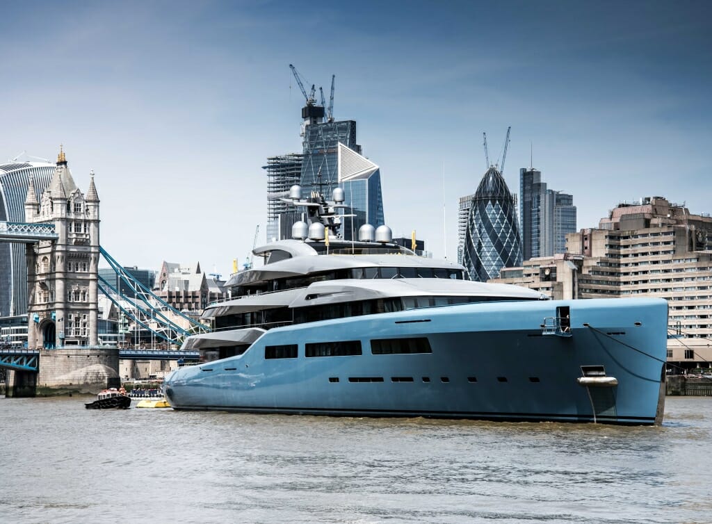 98-meter Aviva and 74-meter Elandess on the River Thames