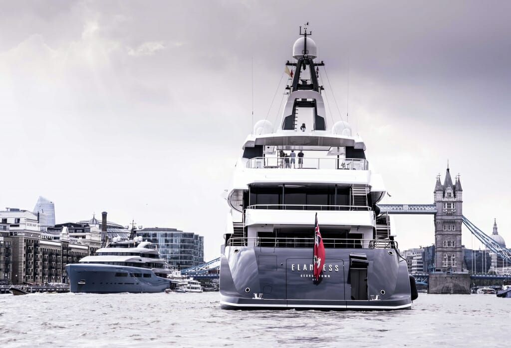 98-meter Aviva and 74-meter Elandess on the River Thames