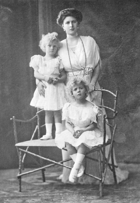 Princess Alice of Battenberg, Princess Andrew of Greece and Denmark, with her daughters Princesses Margarita and Theodora of Greece and Denmark. @commons.wikimedia.org