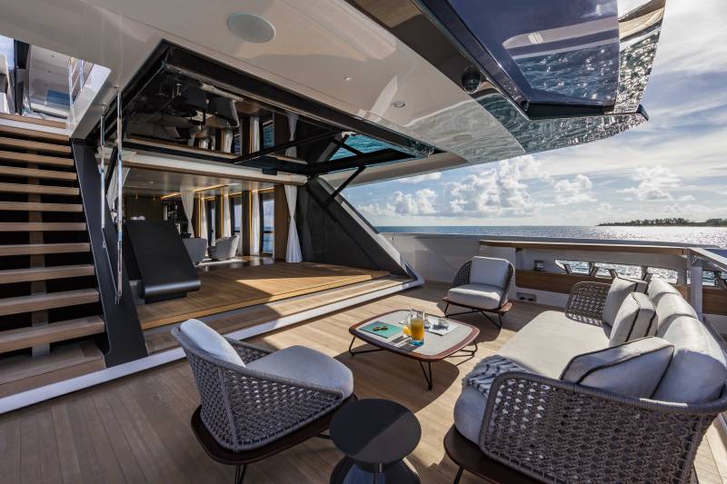 The striking technological invention on custom line 120’ is honoured at the 2018 Boat Builder Awards