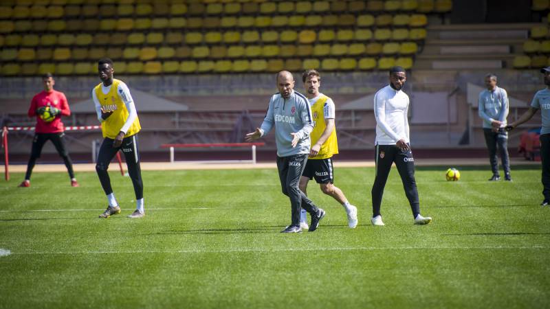 AS Monaco in Paris with a tribute jersey to Notre Dame