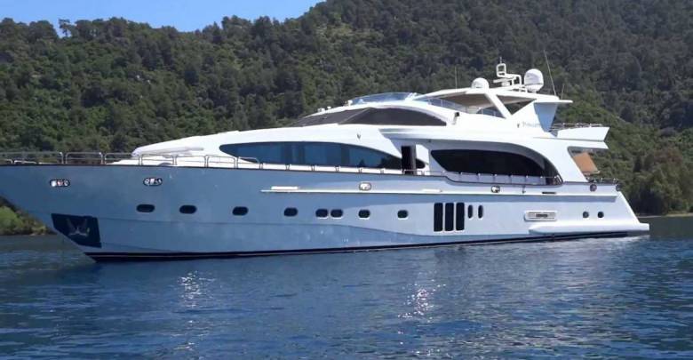 A 34-meter yacht with 15 on board has been captured on fire in Mallorca