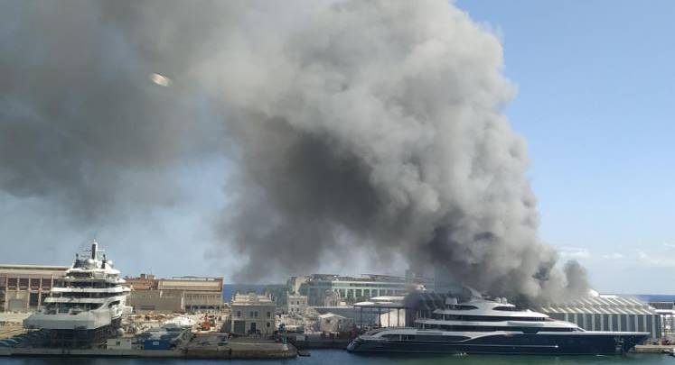 Fire at MB92 shippyard in Barcelona caused a large column of smoke