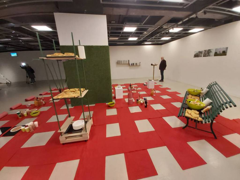 ‘Garden under way’: an interactive multiparty showroom