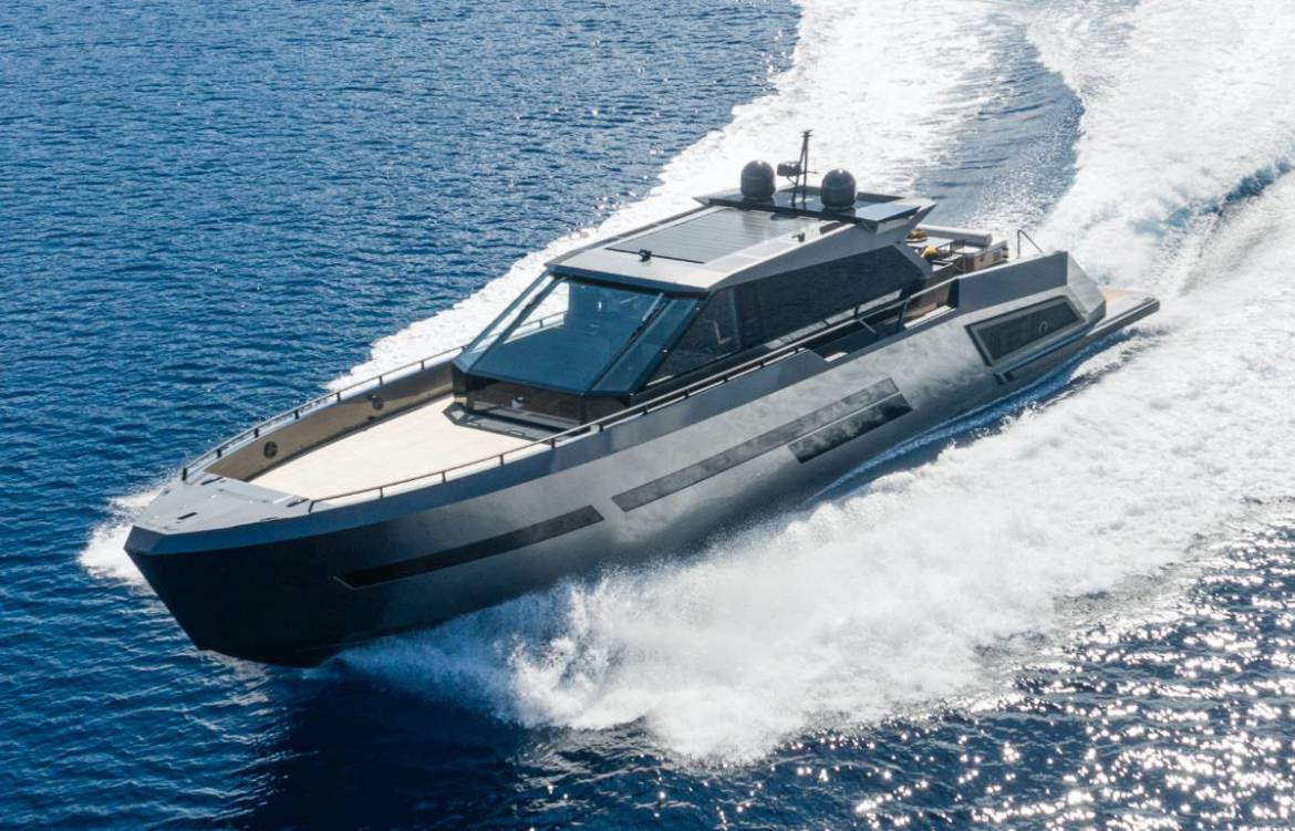 New 40-knots Mazu 82 superyacht