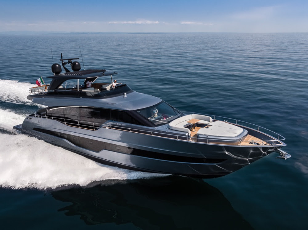CRANCHI SETTANTOTTO, THE FLAGSHIP THAT BRINGS LIGHT AND SEA ABOARD