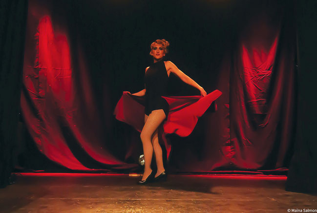 Musical burlesque "Tapis rouge" ("Red carpet") is on stage of Théâtre des Muses
