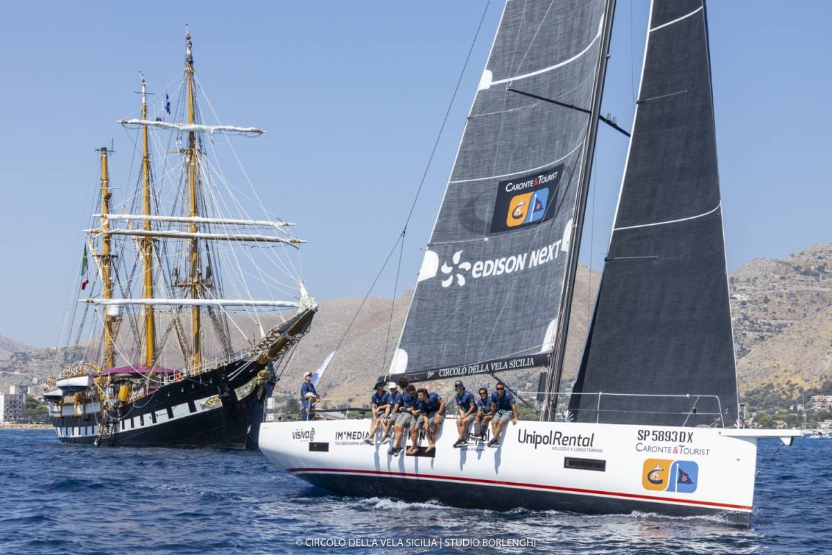 The start of the 20th Palermo–Montecarlo is on