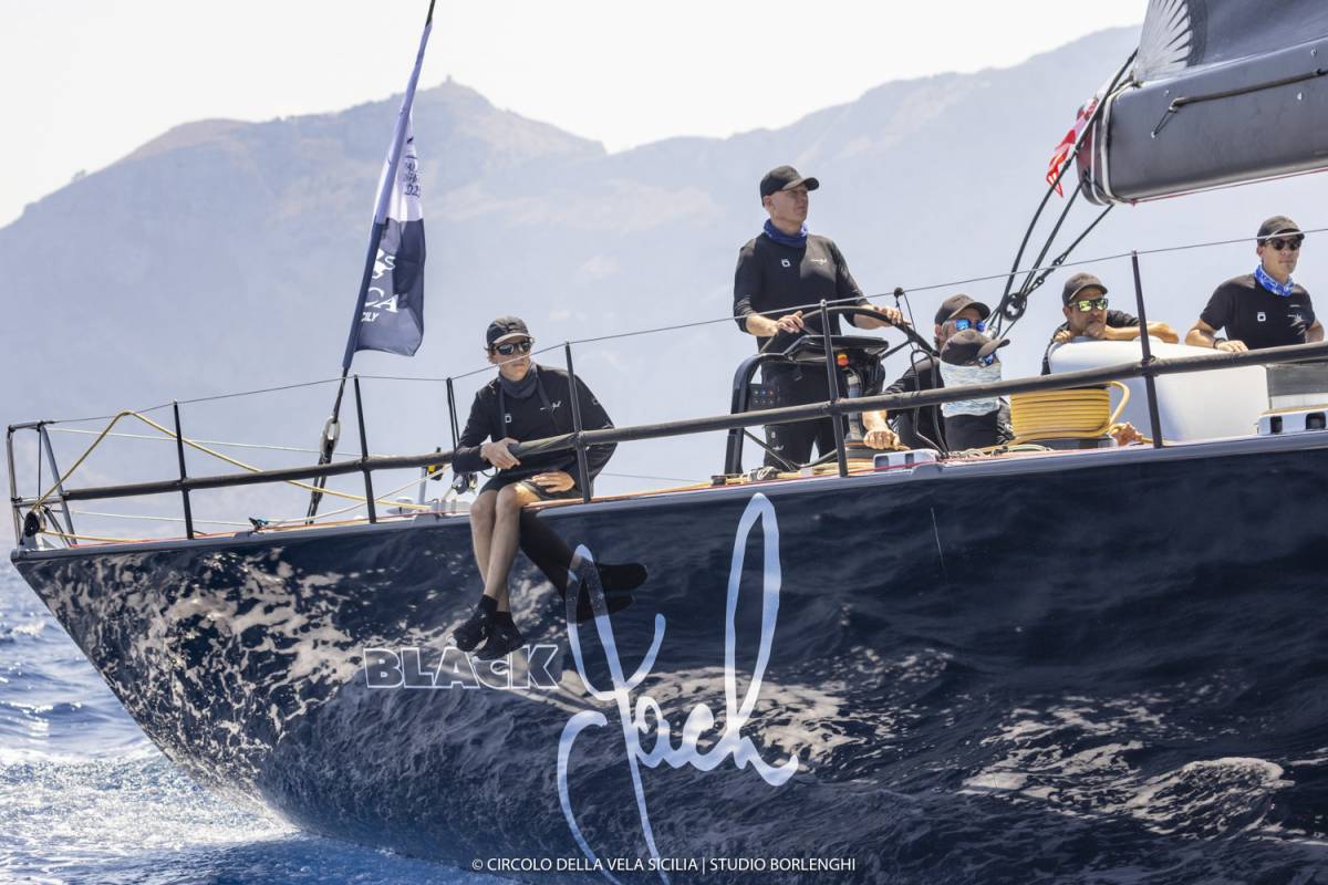 The start of the 20th Palermo–Montecarlo is on