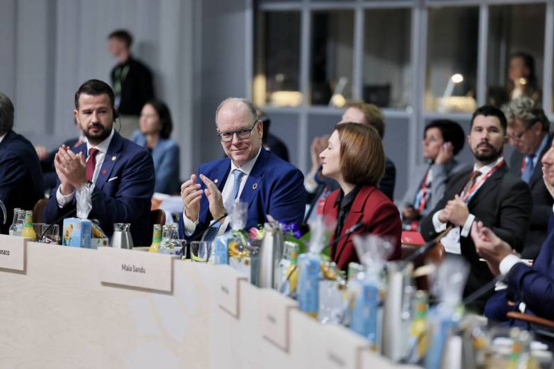 Prince Albert II participates in the European Political Community Summit