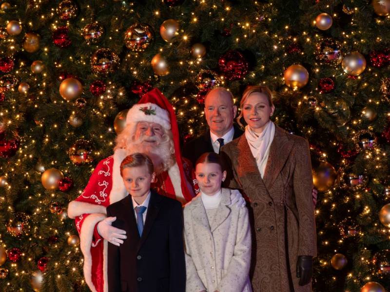 Prince Albert II, Princess Charlene and their twins, Prince Jacques and Princess Gabriella officially kicked off the beginning of the holiday season by lighting up the Christmas tree at the Place du Marché de la Condamine on 27 November at 5 p.m.