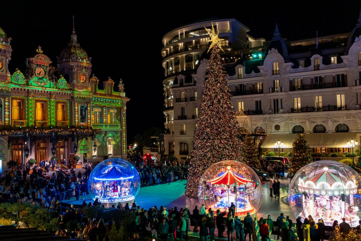 Prince Albert II, Princess Charlene and their twins, Prince Jacques and Princess Gabriella officially kicked off the beginning of the holiday season by lighting up the Christmas tree at the Place du Marché de la Condamine on 27 November at 5 p.m.