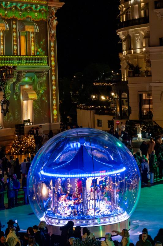 Prince Albert II, Princess Charlene and their twins, Prince Jacques and Princess Gabriella officially kicked off the beginning of the holiday season by lighting up the Christmas tree at the Place du Marché de la Condamine on 27 November at 5 p.m.